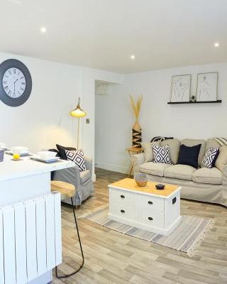 THE HIDEAWAY @ EMPIRE 39, town centre location, close to train station- Yorkshire Coast Holiday Lets.