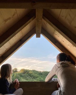 Cabane Bivouac avec échelle à l'ombre des chênes