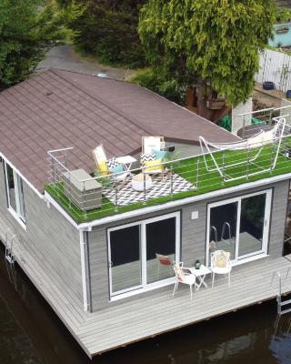 Tulana Taggs - floating home on idyllic island