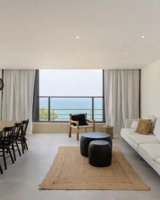 Stylish & Spacious 3 bedroom apartment by the Sea