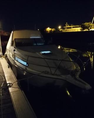 Séjour insolite sur un yacht. Bateau Hôtel à quai.