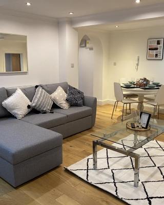 Modern & Spacious Leeds City Centre Apartment with Parking - Sleeps 5