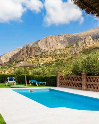 Lagar del Chorro junto Caminito del Rey Piscina y Baloncesto