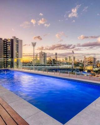 Inner city 1 bedroom Apartment with Rooftop pool and Parking - Serain Residences