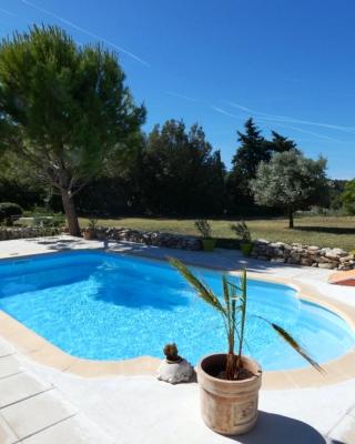 Villa de plain pied avec BBQ et piscine