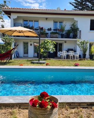 Appartement avec cuisine et grande piscine chauffée