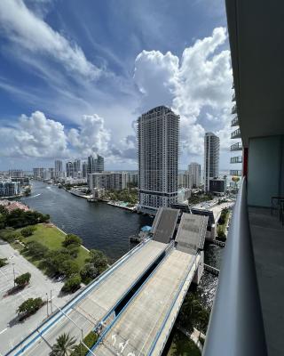 23rd floor Luxury & Spacious BeachWalk Resort Apartment with Amazing View