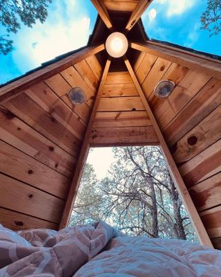 Pequeña cabaña mágica con chimenea interior