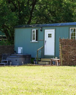 The Laburnum Retreat Shepherd Hut private hot Tub