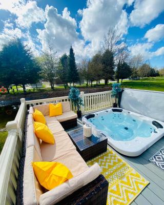 Lakeshore Lodge with Hot Tub