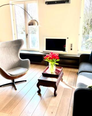 L'atique by Agelandkaai be with Free Parking