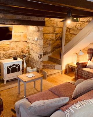 Cosy 400 yr old Cottage, Flowergate, Whitby