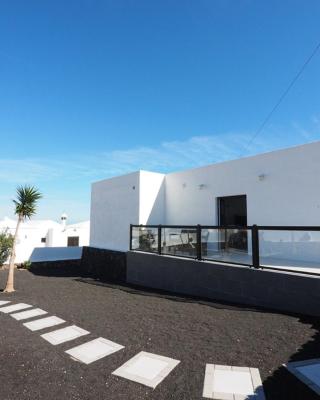 Private apartment with mountain and sea views, La Asomada, Lanzarote