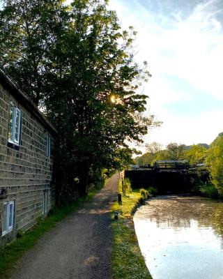 Cosy cottage with a canal view