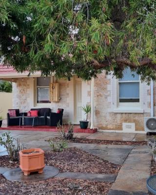 Charming 100 yr old cottage in the heart of Moonta