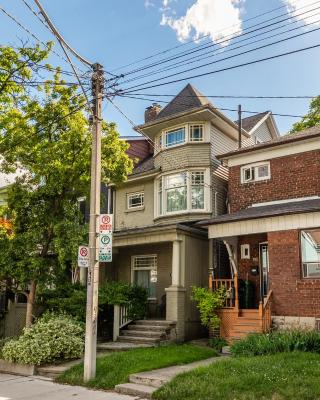 Cozy 5 Bedroom House in Downtown Toronto by GLOBALSTAY