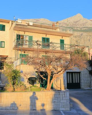 Apartments and rooms with parking space Makarska - 18028
