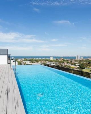 Rooftop infinity pool - St Kilda luxury