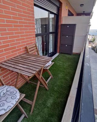 Precioso apartamento con terraza, pistas de padel y piscinas