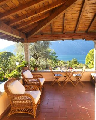 Casa Intignano - Camera con bagno e portico vista lago