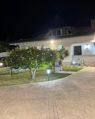 Villa Lidia & Attico degli artisti , TV SKY , Barbecue , parcheggio privato, giardino ad uso esclusivo