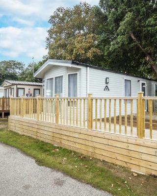 Beautiful Caravan With Decking At Azure Seas In Suffolk, Sleeps 6 Ref 32004az