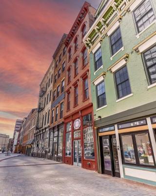 Spacious 2 bed 2 bath Downtown OTR condo minutes walk to the Reds Bengals stadium & more!