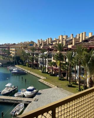 Apartamento con terraza sobre La Marina de Sotogrande