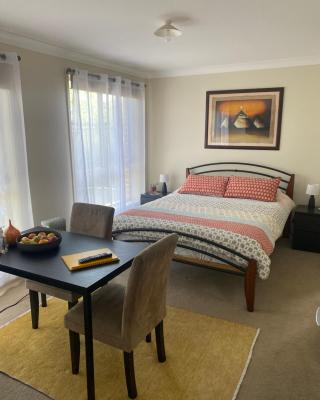 Private room with ensuite and parking close to Wollongong CBD