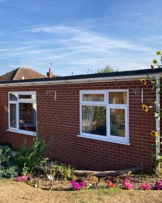 Delightful self-contained Annexe close to airport