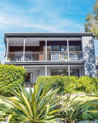Baggies On Dutchies, 9 Burbong Street - Large Pet Friendly house with spectacular waterviews, Wi-Fi and air con