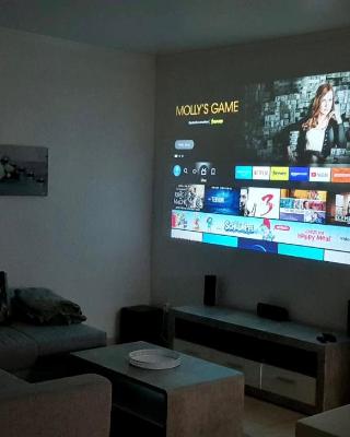 EasyStay#4 Home Cinema Ferienwohnung in Kliniknähe mit Balkon, Boxspringbett & Netflix