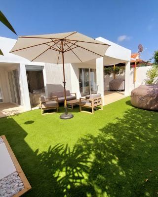 Bungalow de diseño hidromasajes terraza y piscina.