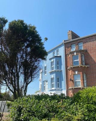 Lovely 1 bed flat 200 metres from beach