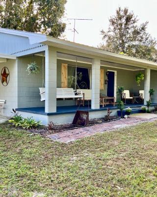 Quiet Farmhouse close to major theme parks