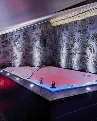 Suite Rouge baiser avec Jacuzzi privatif - LoveRoom Insolite