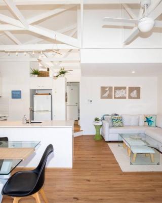 Straddie Breeze + beachside + pool + wifi