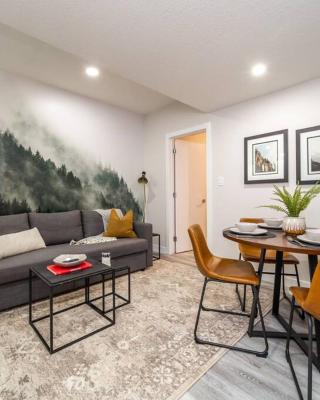 NEW, Mountain Chic Suite, Whyte Avenue, Netflix, WiFi, Sleeps 6