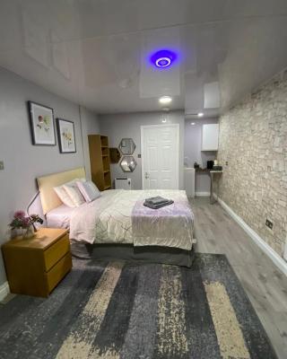 Double size bedroom near NEC, Birmingham airport,city centre