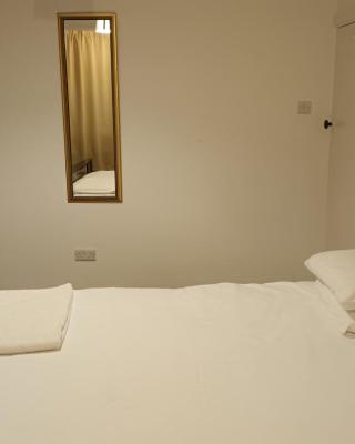 Cosy relaxing 4 bed Home with 2 parking Space
