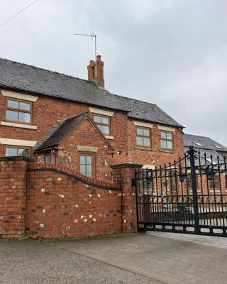 Woodbine Cottage-PART OF ALTON COTTAGES