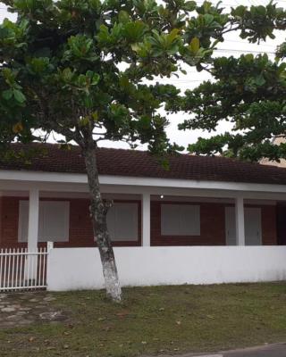 Casa a duas quadras da praia e próxima a Ilha do Mel