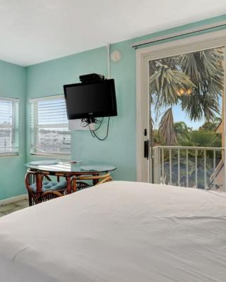 The Seashell Suite with Private Balcony and Walk to Beach