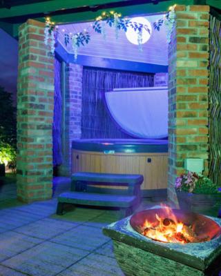 Lincoln Holiday Retreat Cottage with Private Hot Tub