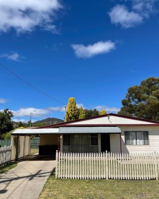 Comfortable 2-Bedroom home in Mudgee - Rest Easy Mudgee