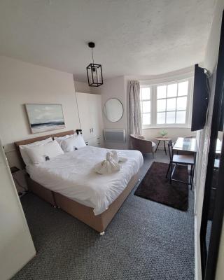 Sea View flat 4 fast WIFI & FREE parking