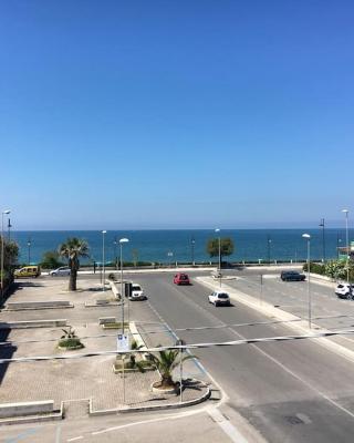 GIRASOLE a due passi dal mare