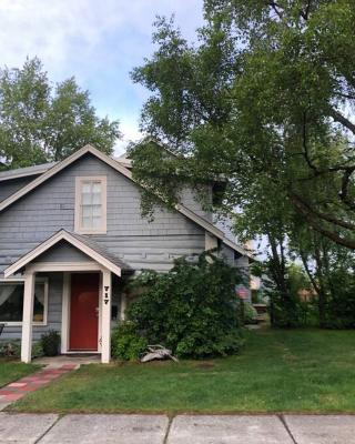 1915 Coastal Historical Log Home #1 Spot Downtown!