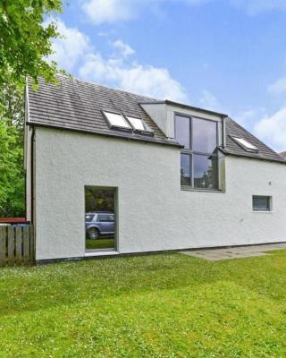 Cheerful Stays: 4 Bedroom Cottage in Arrochar