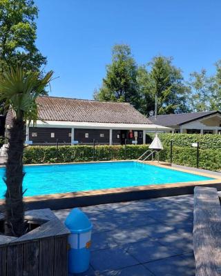 Luxe omheind chalet op vakantiepark met zwembad